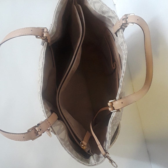 Authentic Michael Kors Handbag - Picture 5 of 8